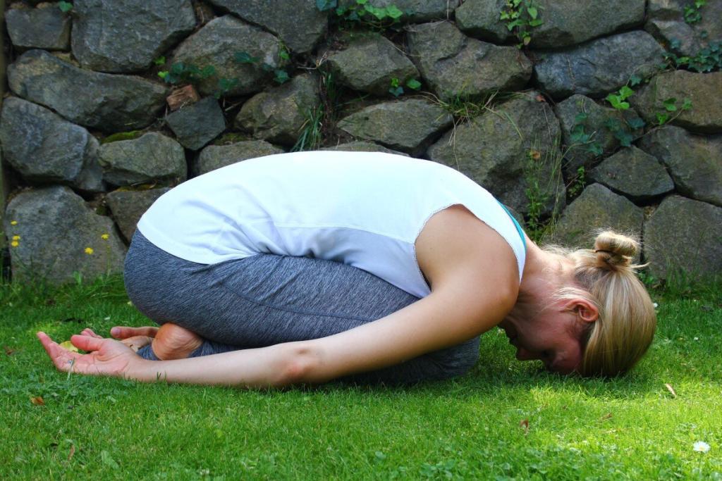 Kinderwunsch Yoga und Fruchtbarkeitsyoga Frankfurt - Yoga Personal Trainerin übt die Haltung Position des Kindes