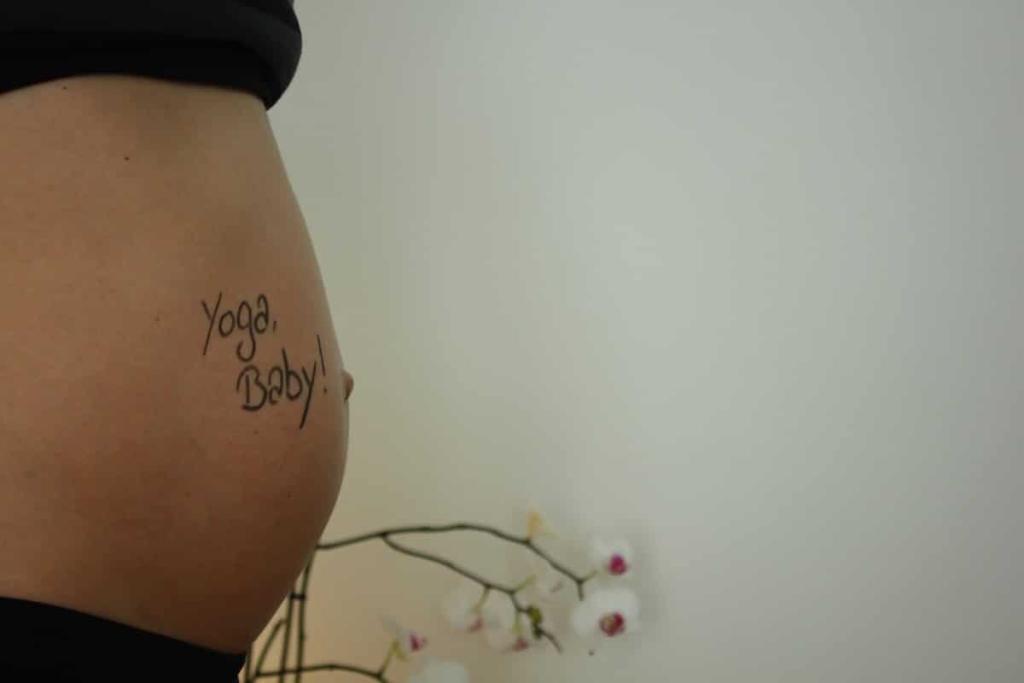 Schwangeren Yoga Frankfurt - Bild von einem Babybauch mit der Aufschrift "Yoga, Baby!" Teaser